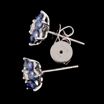 ÖRHÄNGEN, ett par, 18k vitguld med 2 briljantslipade diamanter, tot 0.25 ct samt 12 blå safirer, tot 1.91 ct. Vikt 4 g.