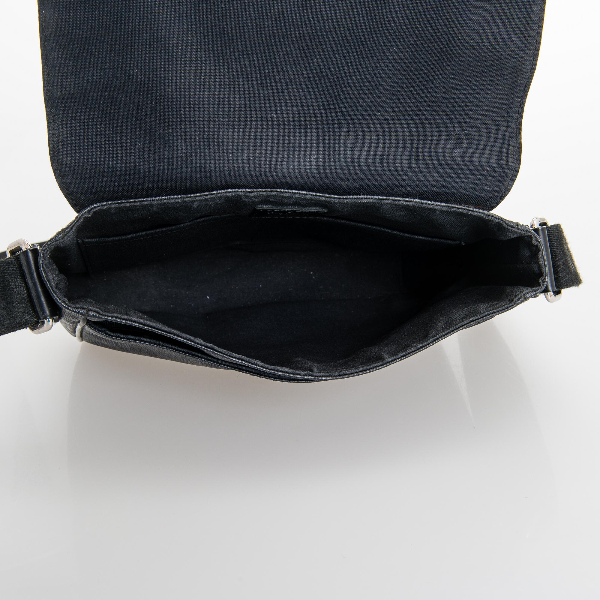 Louis Vuitton, "District PM Messenger", väska.