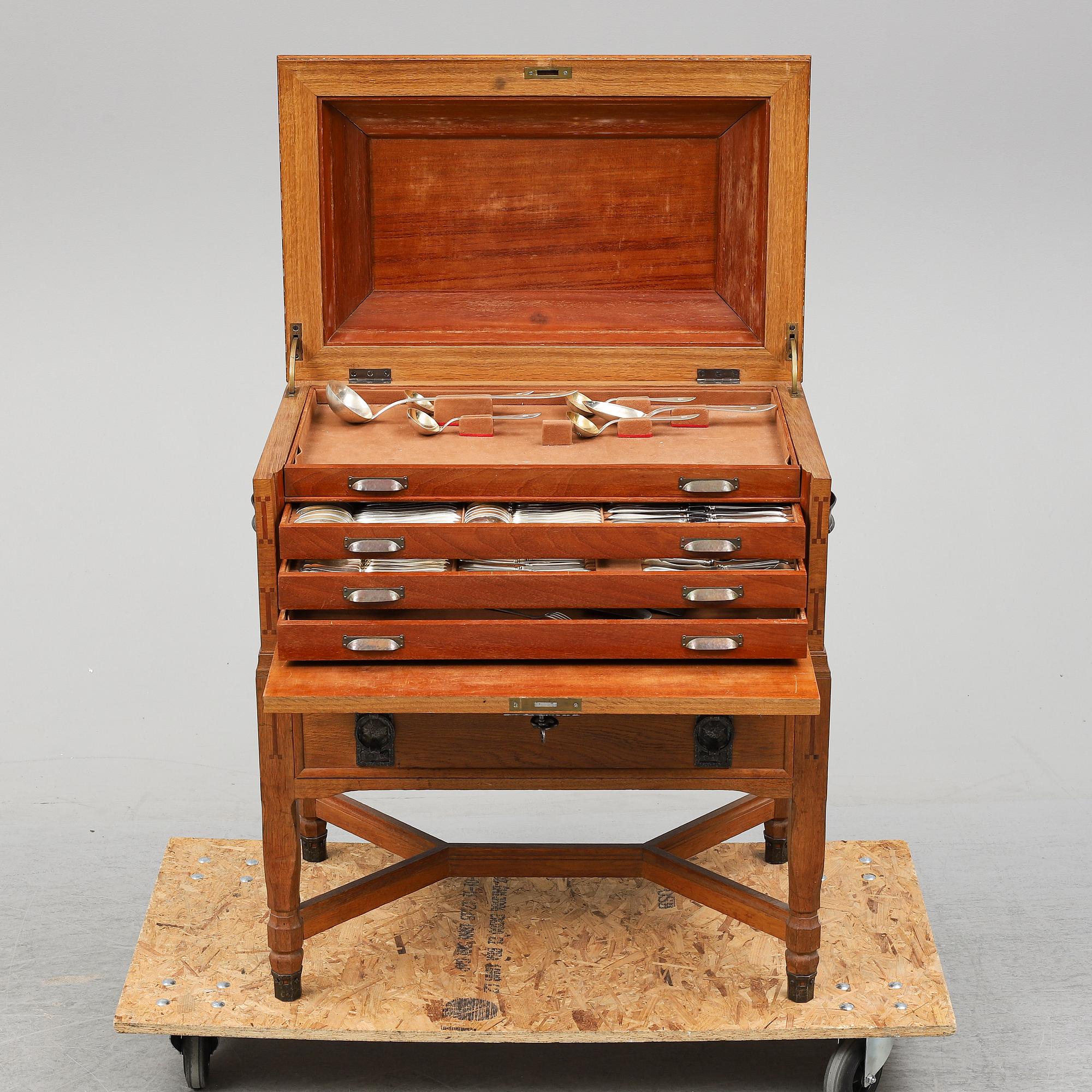 GAB, bestickservis, 154 delar, silver, Stockholm bl a 1911-12. De flesta med Leijonmarck Breitholtz vapen. I schatull.