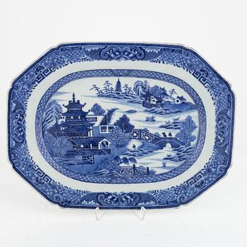 A blue and white export porcelain serving dish, China, Qianlong (1736-95).