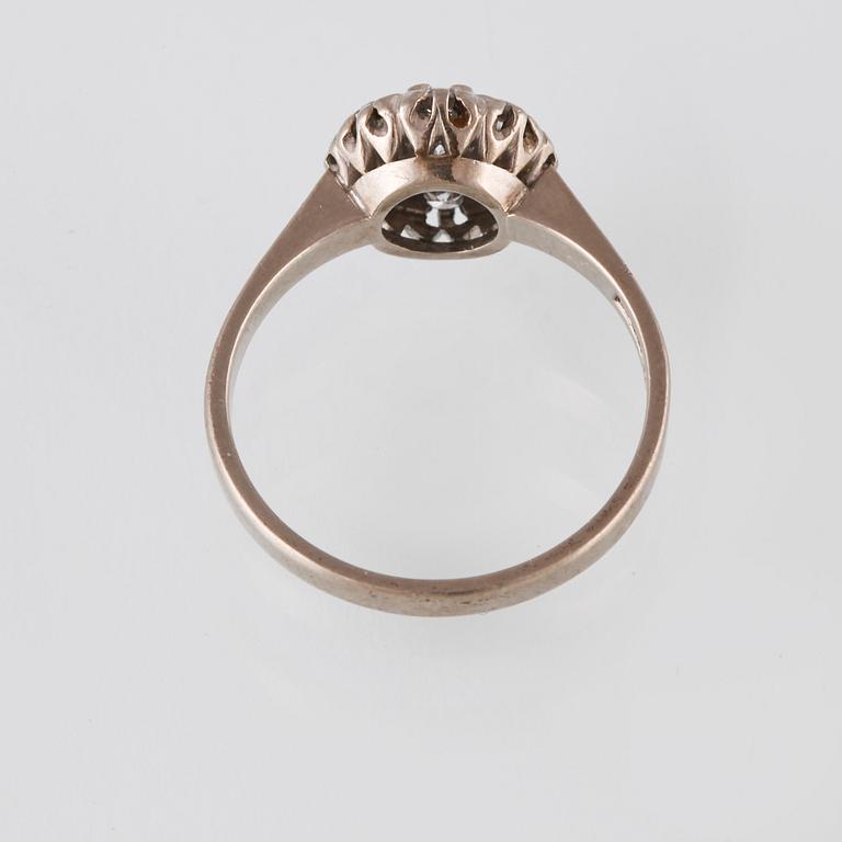 RING, 18K vitguld med 9 briljantslipade diamanter 0.75 ct, Juvel Magnus AB, Göteborg, 1970. Vikt 4 g.