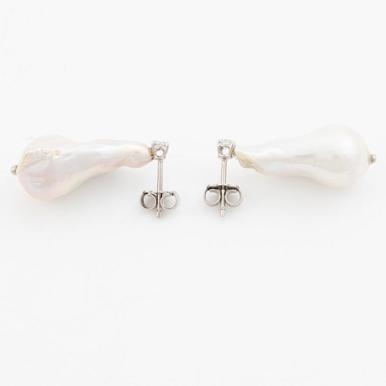 Earrings 18K white gold with cultured baroque-shaped freshwater pearls and brilliant-cut diamonds.
