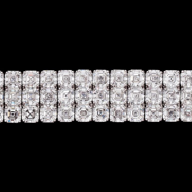 ARMBAND, tre sammansatta rader med assher-slipade diamanter, tot 60.70 ct, vardera diamant just under 0.50 ct /st.