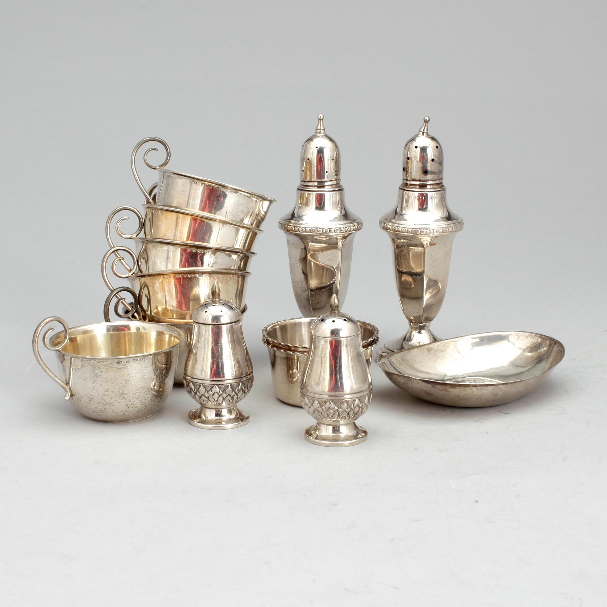 PARTI SILVER, 13 delar, bla Guldsmedsaktiebolaget, Stockholm, 1900-tal. Vikt ca 495 gram.