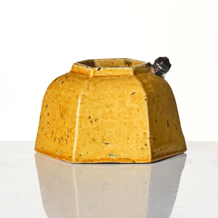 A yellow glazed bursh washer, Qing dynasty, Kangxi (1662-1722).