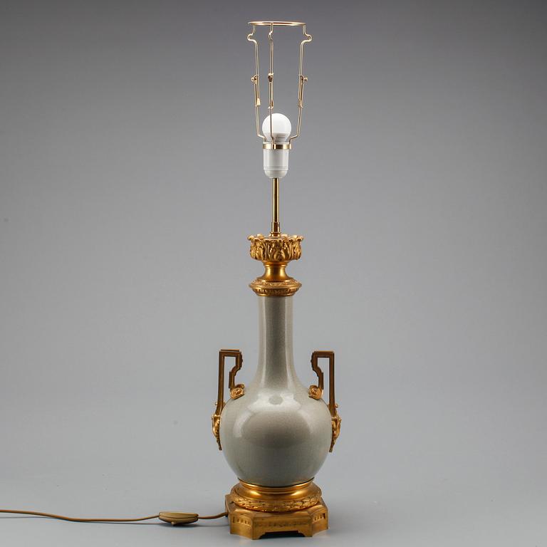 BORDSLAMPA, porslin med bronsmontering, Empirestil, 1900-tal.