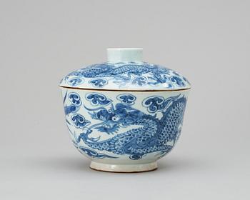 411. A blue and white bowl with cover, late Qing dynasty.