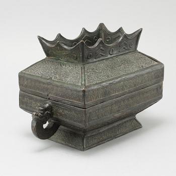 A bronze box with cover, Late Qing dynasty.