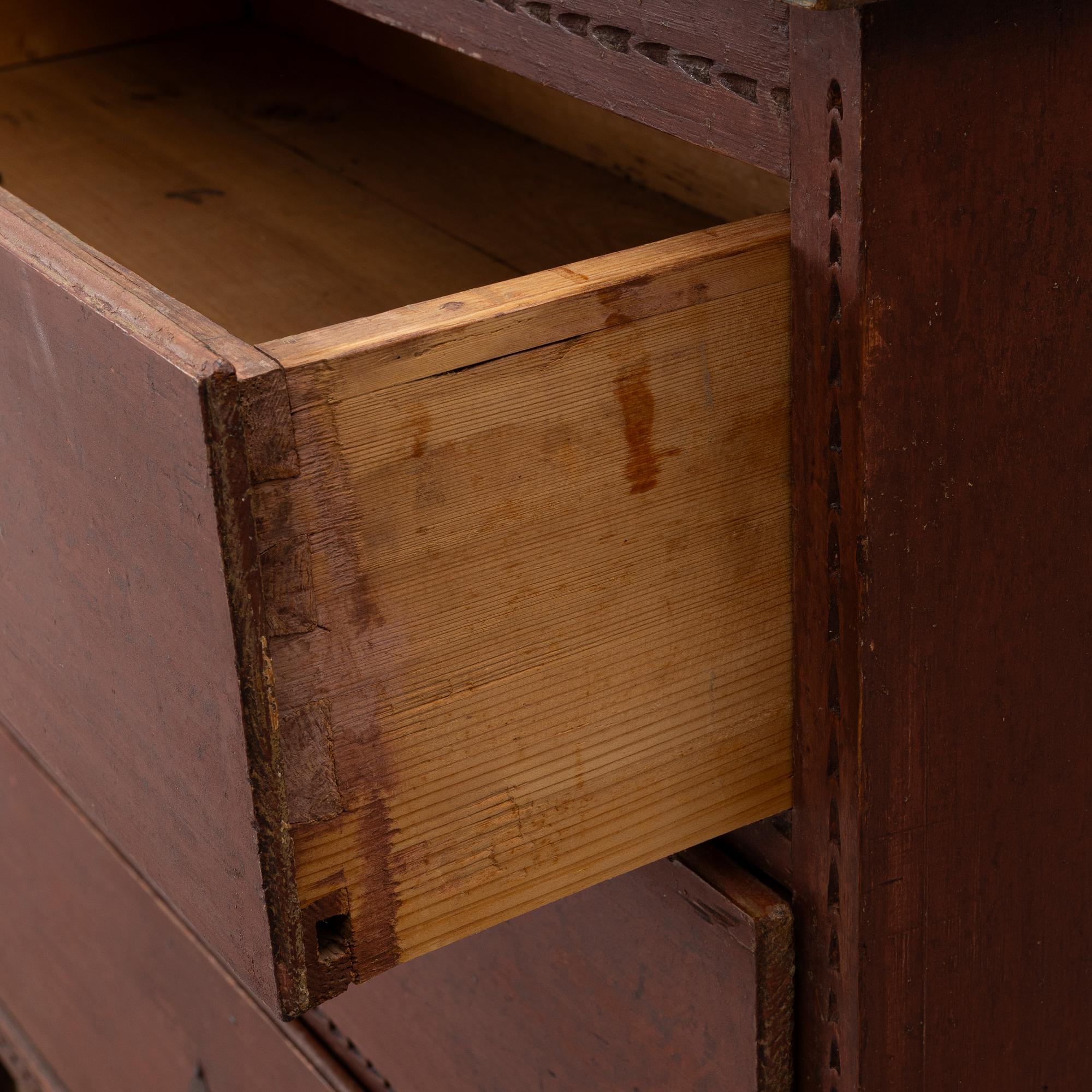 A Gustavian chest of drawers from around the year 1800.