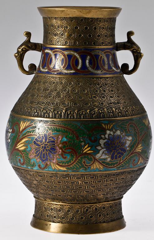 URNA. Cloisonne, Orientalisk. 1900-tal.