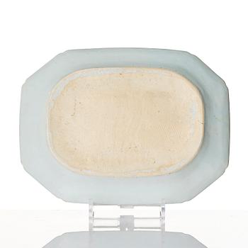 A blue and white serving dish, Qing dynasty, Qianlong (1736-95).