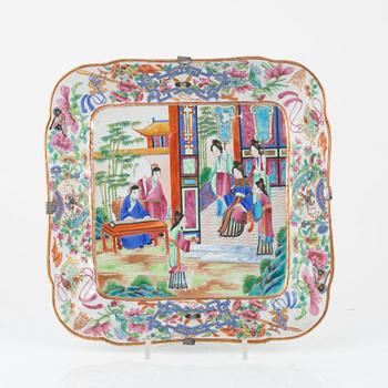 A Chinese Canton porcelain dish and box with cover, 19th century.