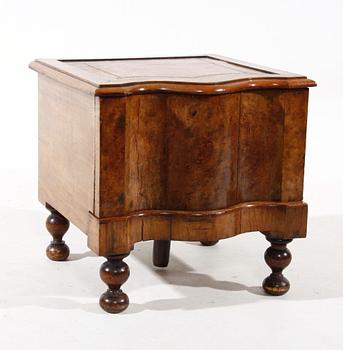 POTTSKÅP, barockstil, England, 1800/1900-tal.