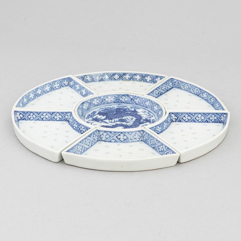 A set of seven Chinese blue and white "rice grain" porcelain cabaret dishes, late Qing dynasty around the year 1900.