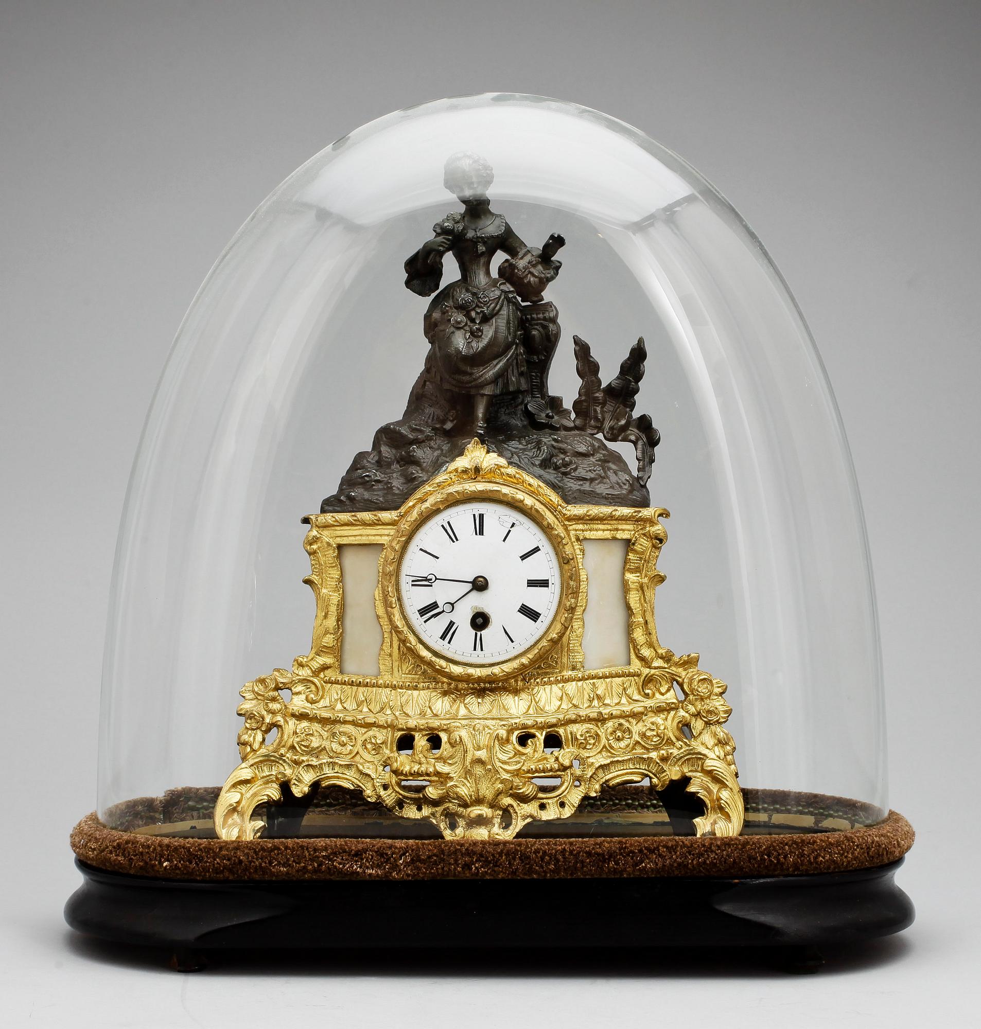 BORDSPENDYL, på sockel med glaskupa, nyrokoko, 1800-talets slut.