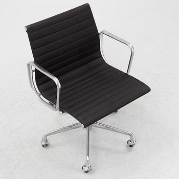 Charles & Ray Eames, skrivbordsstol, "EA335", Herman Miller 1997.