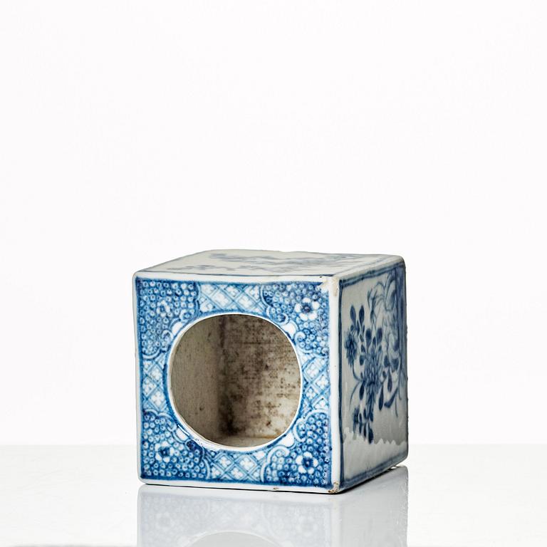 A blue and white ink holder, Qing dynasty, Qianlong (1736-95).