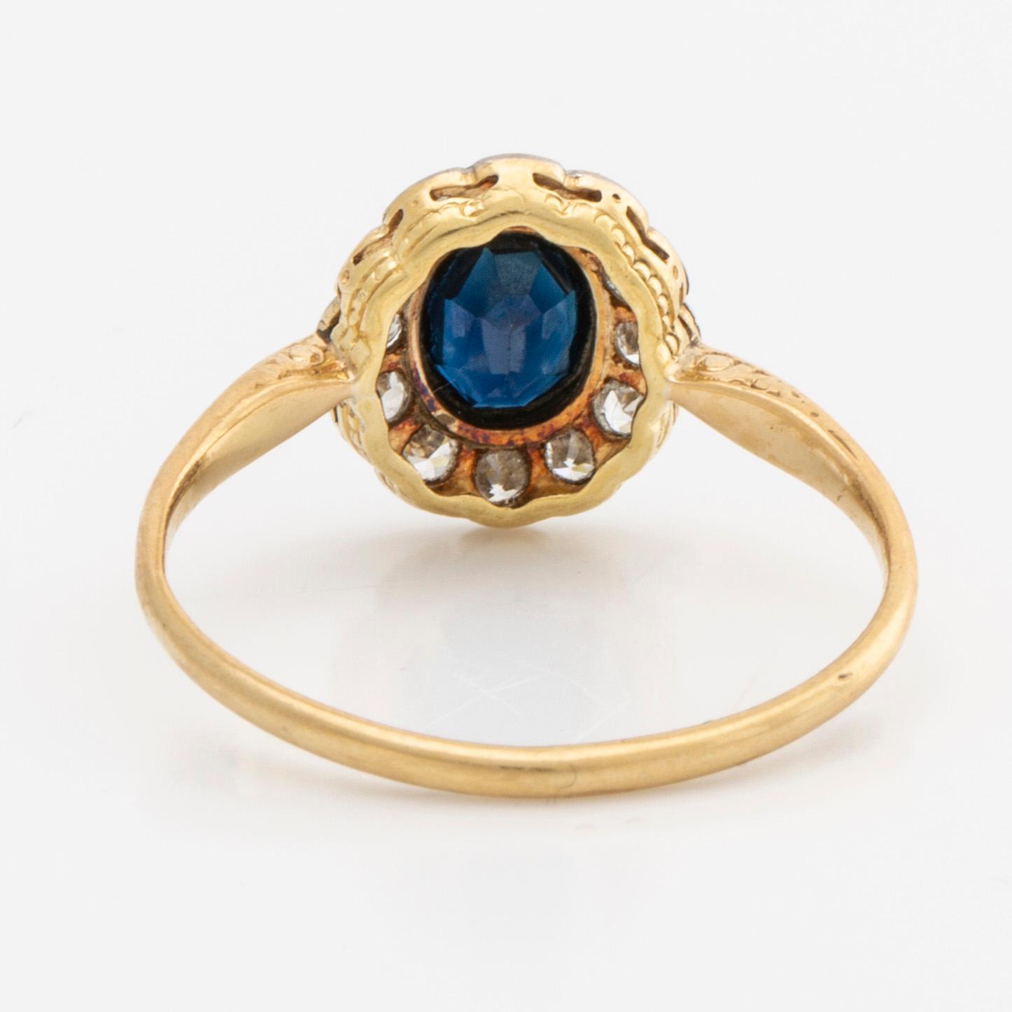 RING 18K gold w 1 sapphire approx 5 x 3 mm and old-cut diamonds approx 0,35 ct in total.