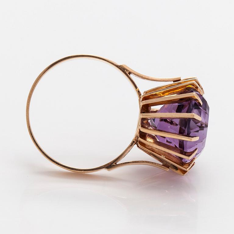 Ring, fasettslipad ametist, 14K guld, Helsingfors.
