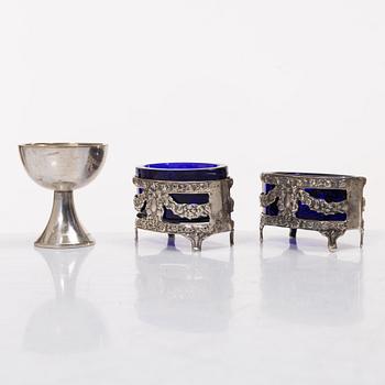 Skål, bägare, borste, kam, ett par saltkar samt 6 st fat, silver.