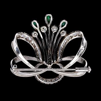 BROOCH, drop cut emeralds and brilliant cut diamonds, tot. app. 1.30 cts.