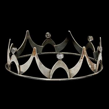 BRUDKRONA, silver med fasettsslipad bergskristall, sign Albrecht, stämplad SAN, Lund 1959. Vikt 43 g.