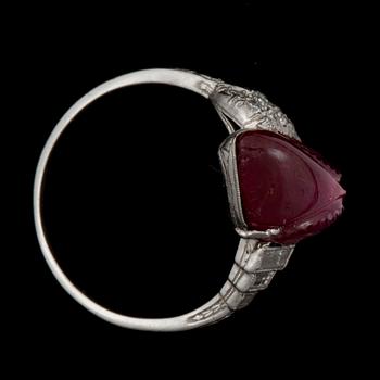RING med snidad obehandlad Burmesisk rubin 6.02 ct samt olikslipade diamanter totalt ca 0.30 ct.