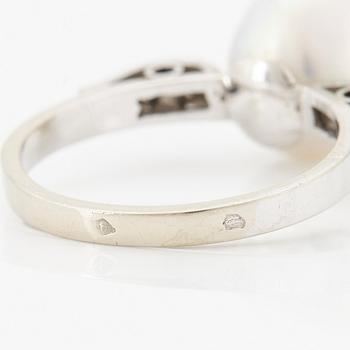 Ring 18K vitguld med en pärla och åttkantslipade diamanter.