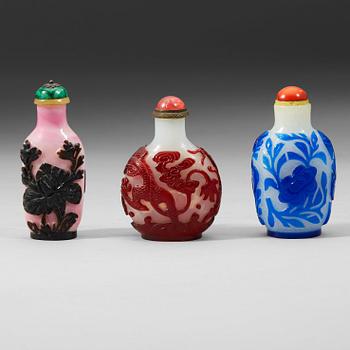 SNUSFLASKOR, tre stycken, pekingglas. Qing dynastin, (1644-1912).