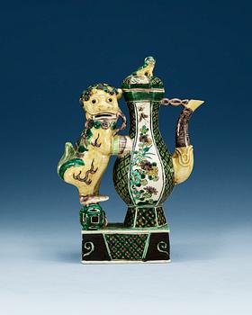 1771. A famille verte ewer with cover, Qing dynasty, Kangxi (1662-1722).