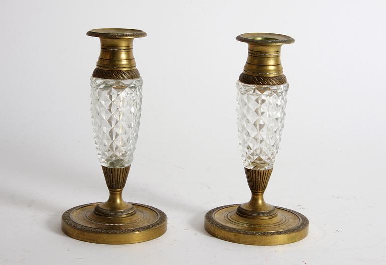 LJUSSTAKAR, ett par, mässing och glas, empirestil 1800/1900-tal.
