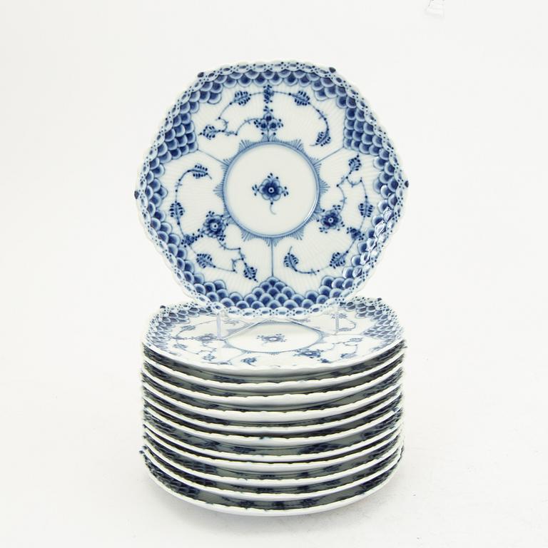 A dinner service 44 pcs "Musselmalet" mostly helblonde Royal Copenhagen Denmark 1960s.