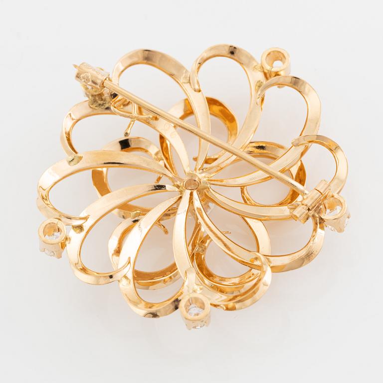 Brosch 18K guld och briljantslipade diamanter, blomma.