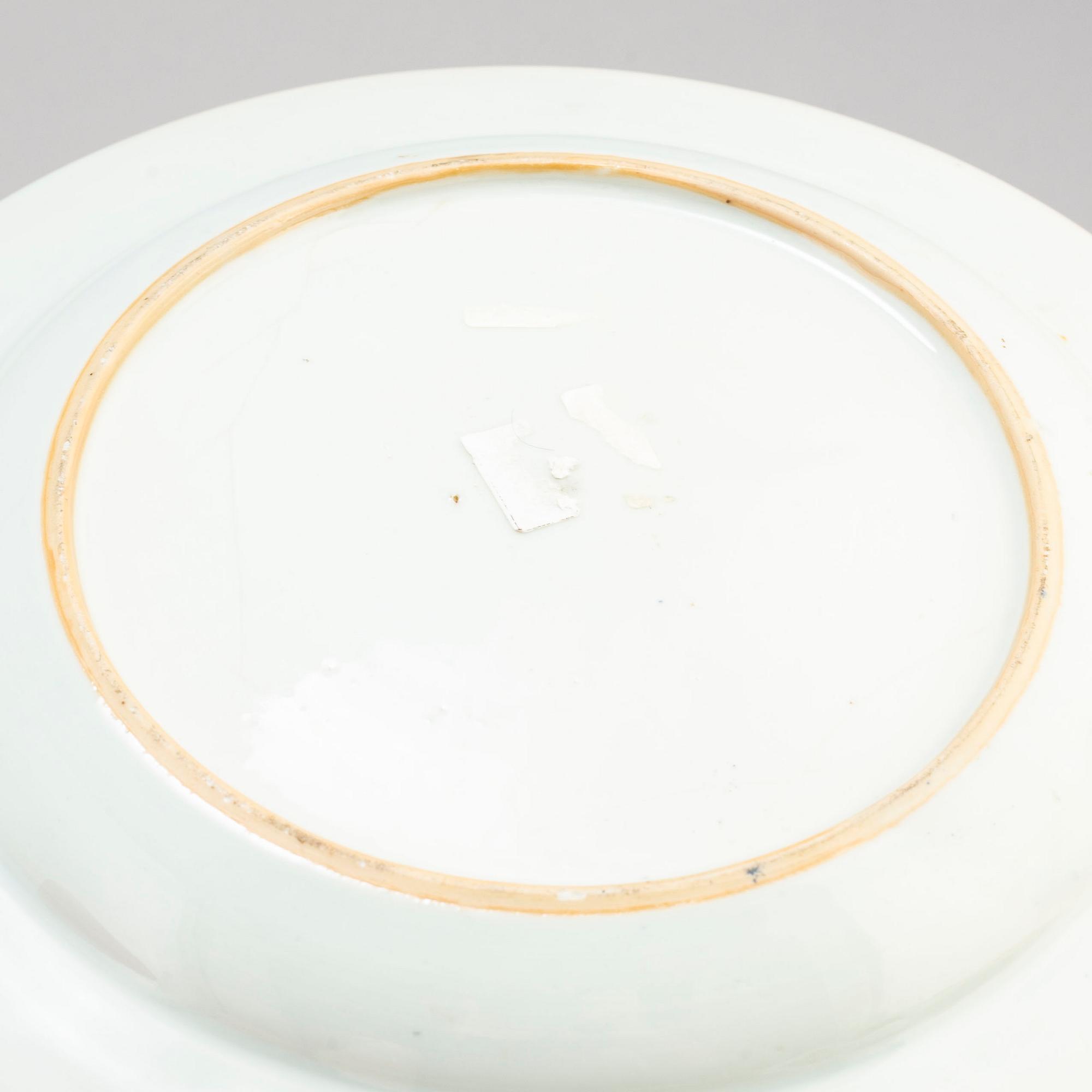 TALLRIKAR, fyra (2+1+1) stycken samt FAT, kompaniporslin. Qingdynastin, Qianlong (1736-95).