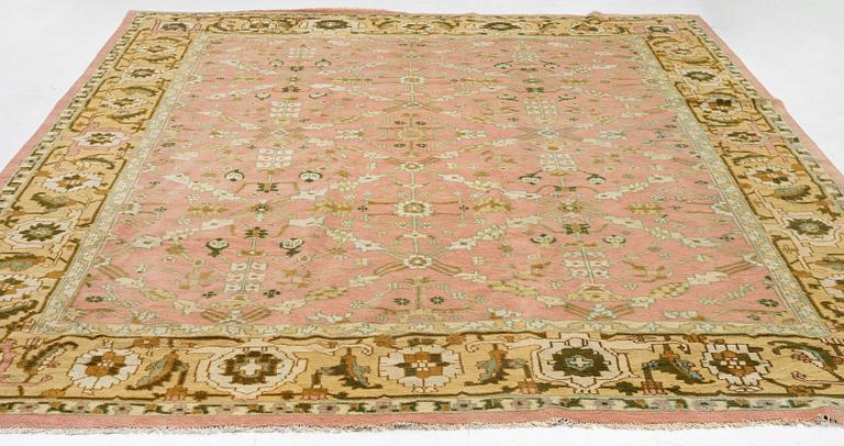 Carpet, India, possibly Amritsar, 1920s, approx. 402 x 305 cm.