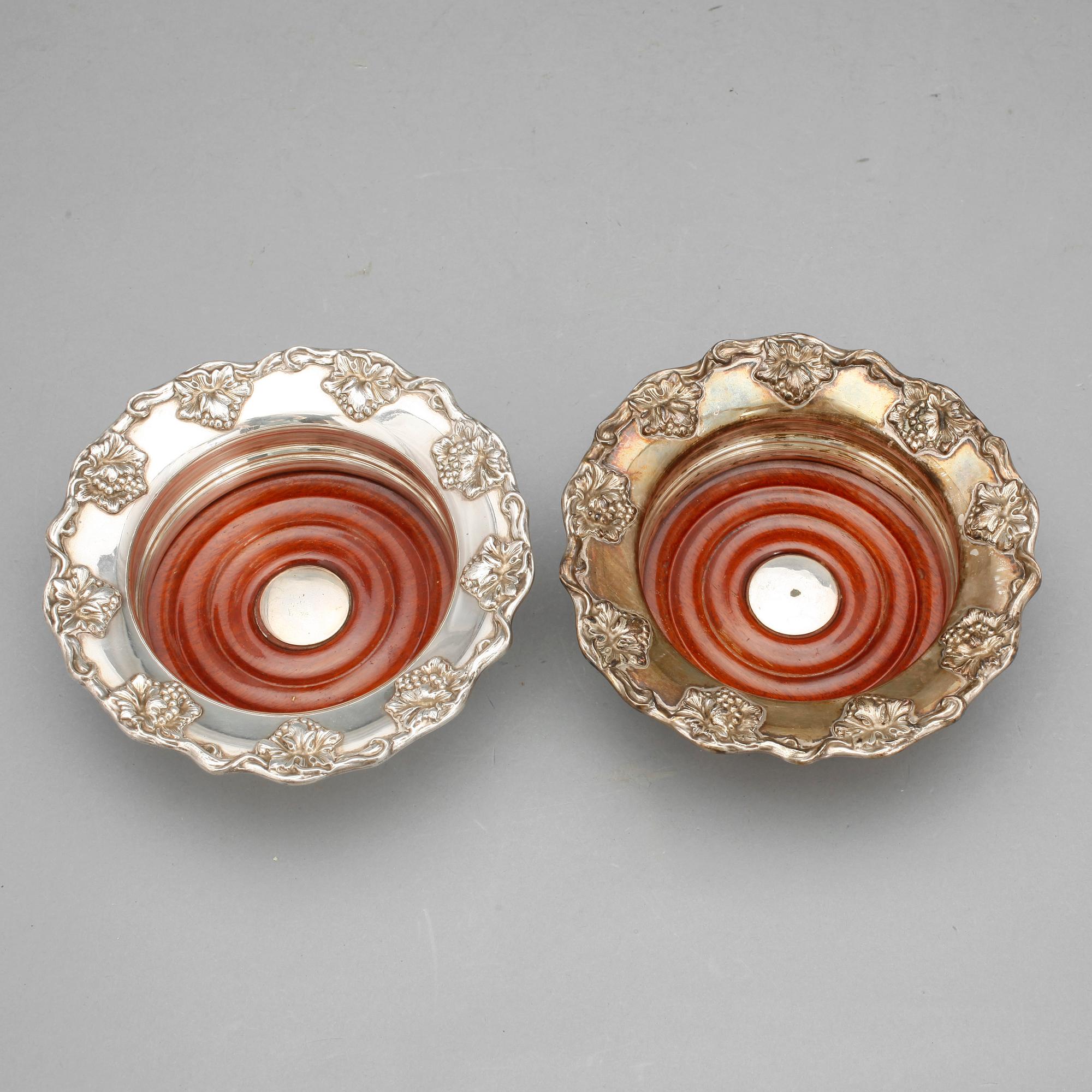 COASTERS, ett par, nysilver, 1900-tal.