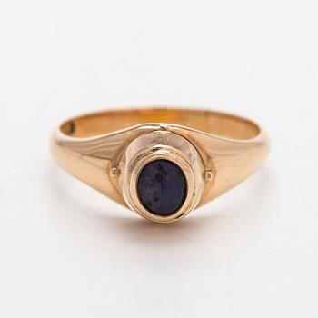 Sormus, cabochonhiottu tähtisafiiri, 14 karaatin kultaa, Tillander 1960.