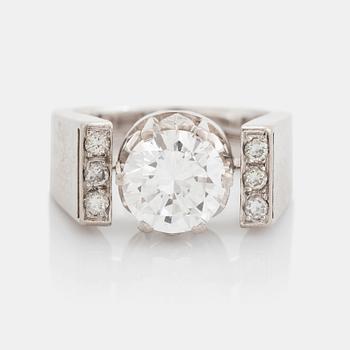 370. An 18K white gold ring set with a round brilliant-cut diamond weight ca 1.70 cts quality ca F si.