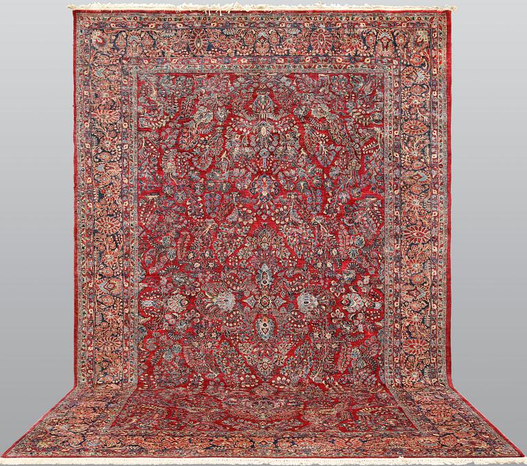 A semi-antique so called American Sarouk carpet, c. 450 x 303 cm.