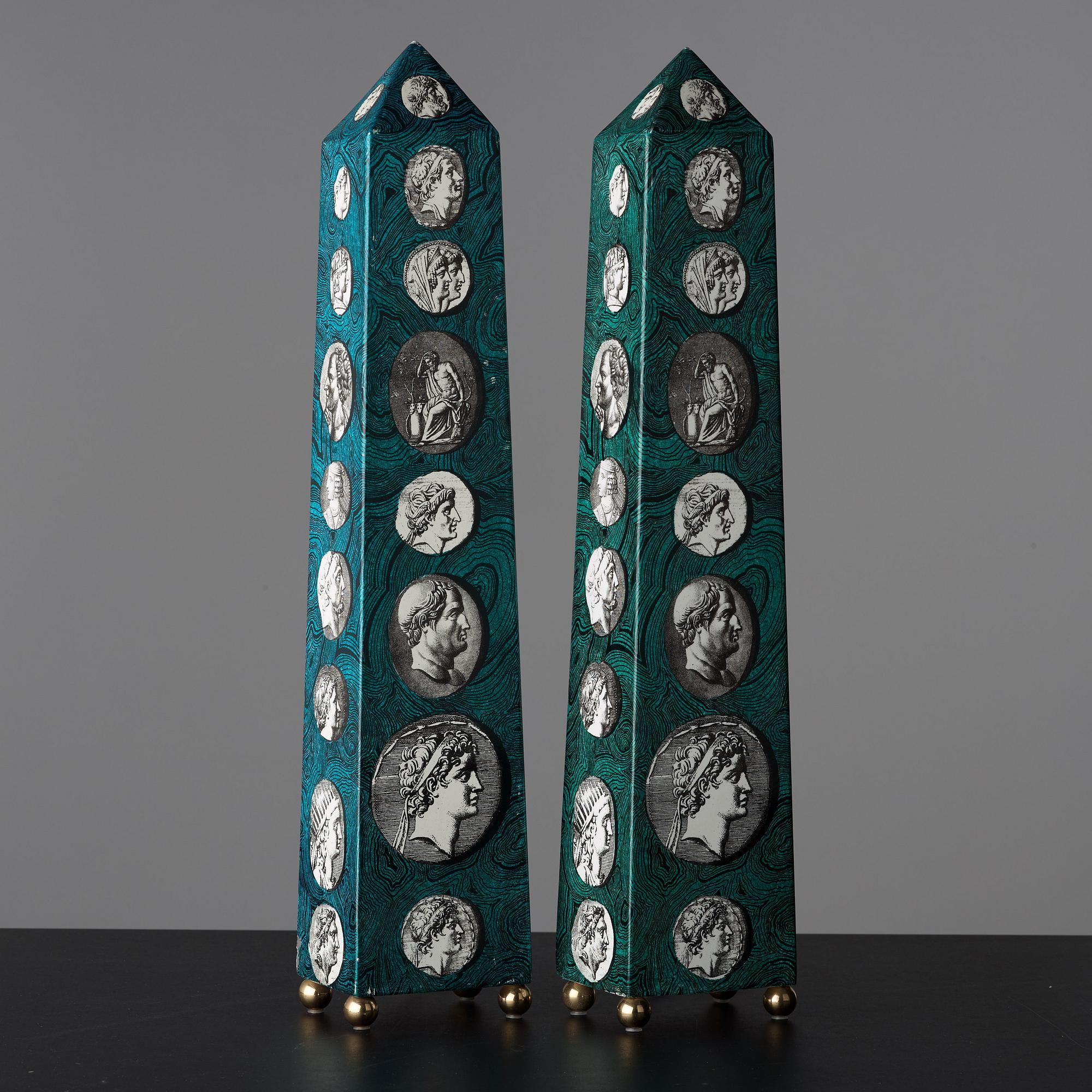 Piero Fornasetti, obelisker / bordslampor, 2 st snarlika, Milano, Italien.