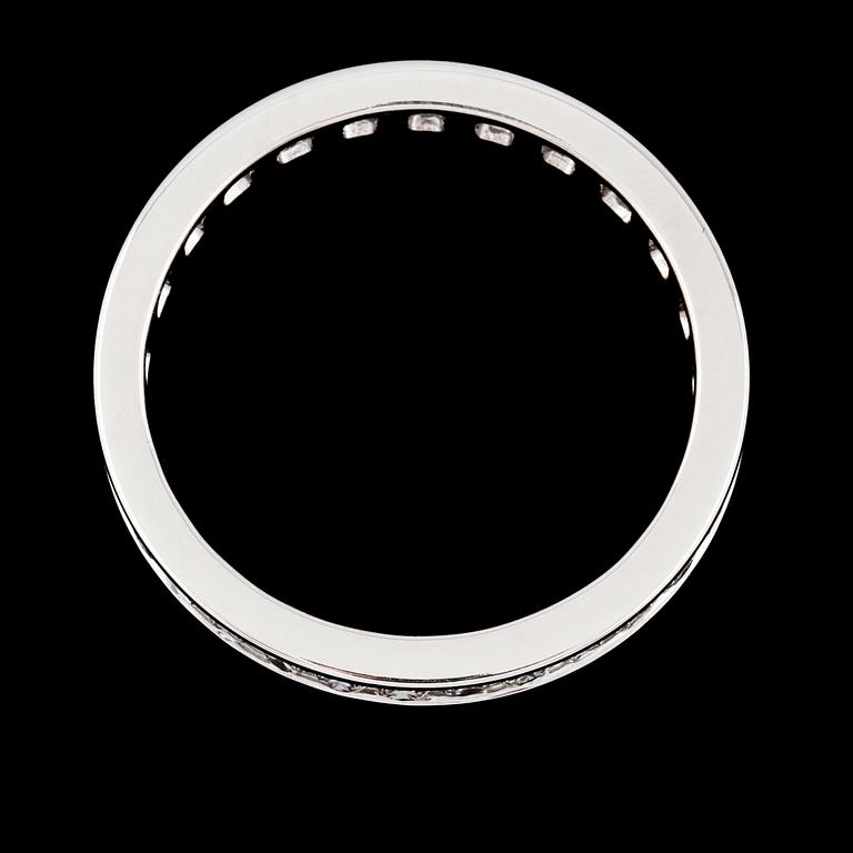 RING, 18K vitguld med briljantslipade diamanter, ca 1.00 ct. Vikt 2,7 g.