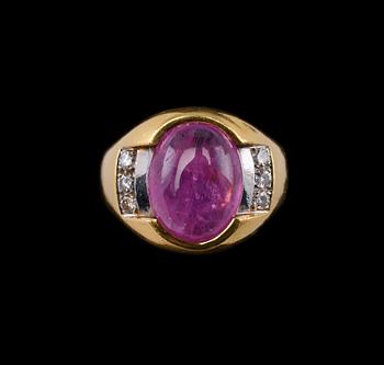 441. RING, 18K guld briljantslipade diamanter ca 0.25 ct. Cabochonslipad turmalin ca 9 ct. Vikt 15,6 g.