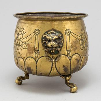 AN 18TH CENTURY BRASS FLOWER POT.