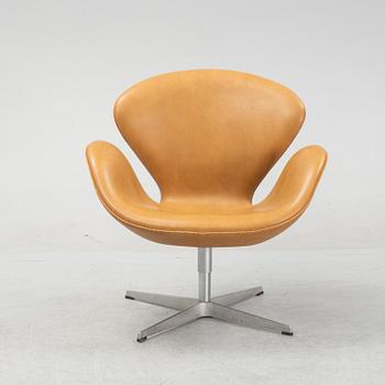 Arne Jacobsen, fåtölj, "Svanen", Fritz Hansen, formgiven 1958, daterad 2007.