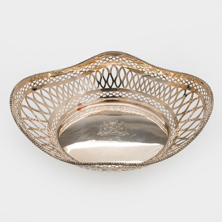 G. Wijland, Malja, kullattua hopeaa, Orania-Nassaun vaakunalla. Gouda, Hollanti 1989.