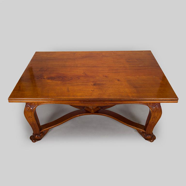 Karl Tirén, An Art Nouveau mahogany dining table with twelve chairs, A.B Naeslunds Möbelfabrik i Umeå, approx. 1901.