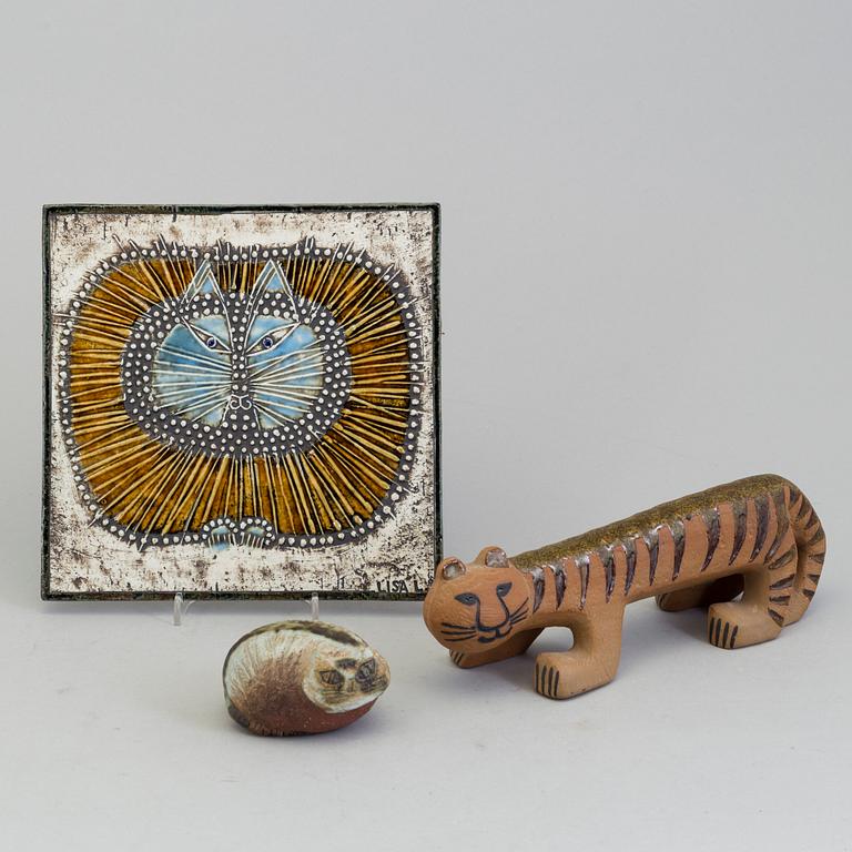 A set of two stonewear figurines and a wall plaque by Lisa Larson fr Gustavsberg.