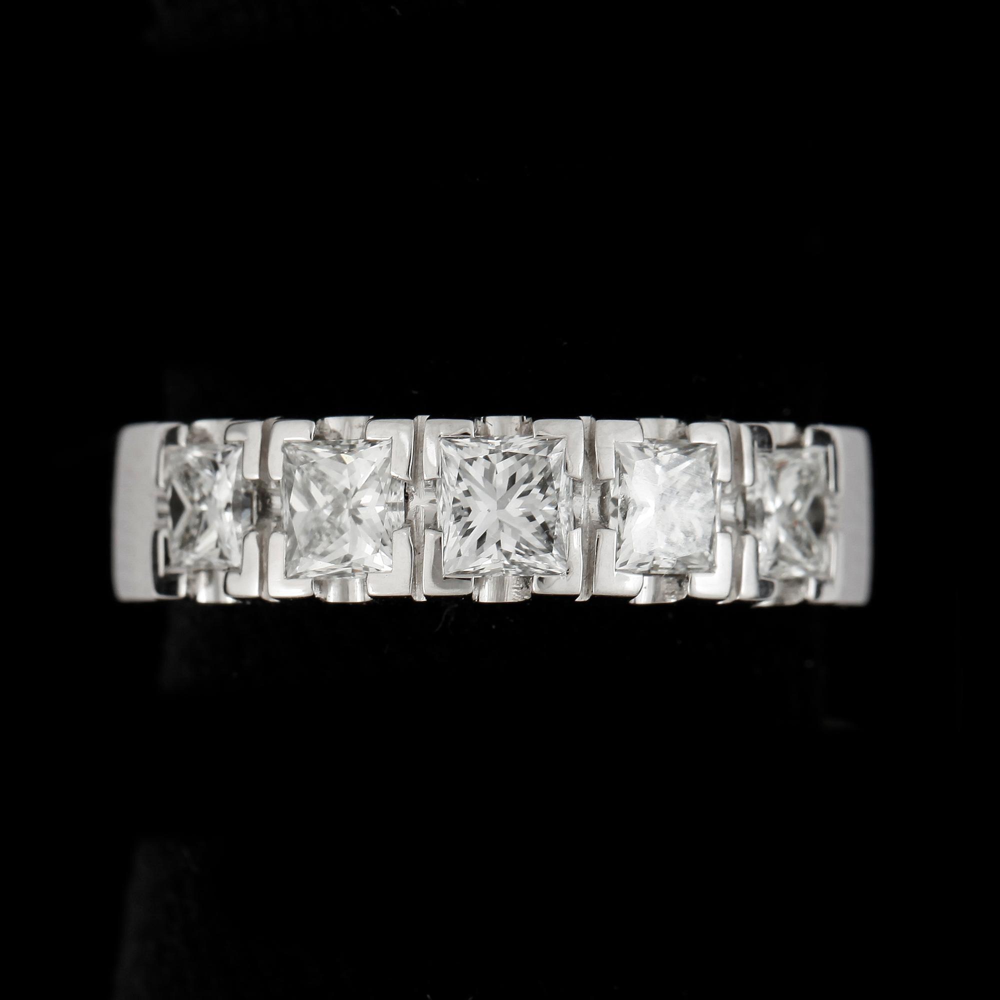 RING, 18k vitguld med briljantslipade diamanter tot ca1,35ct. Vikt 5,9g.