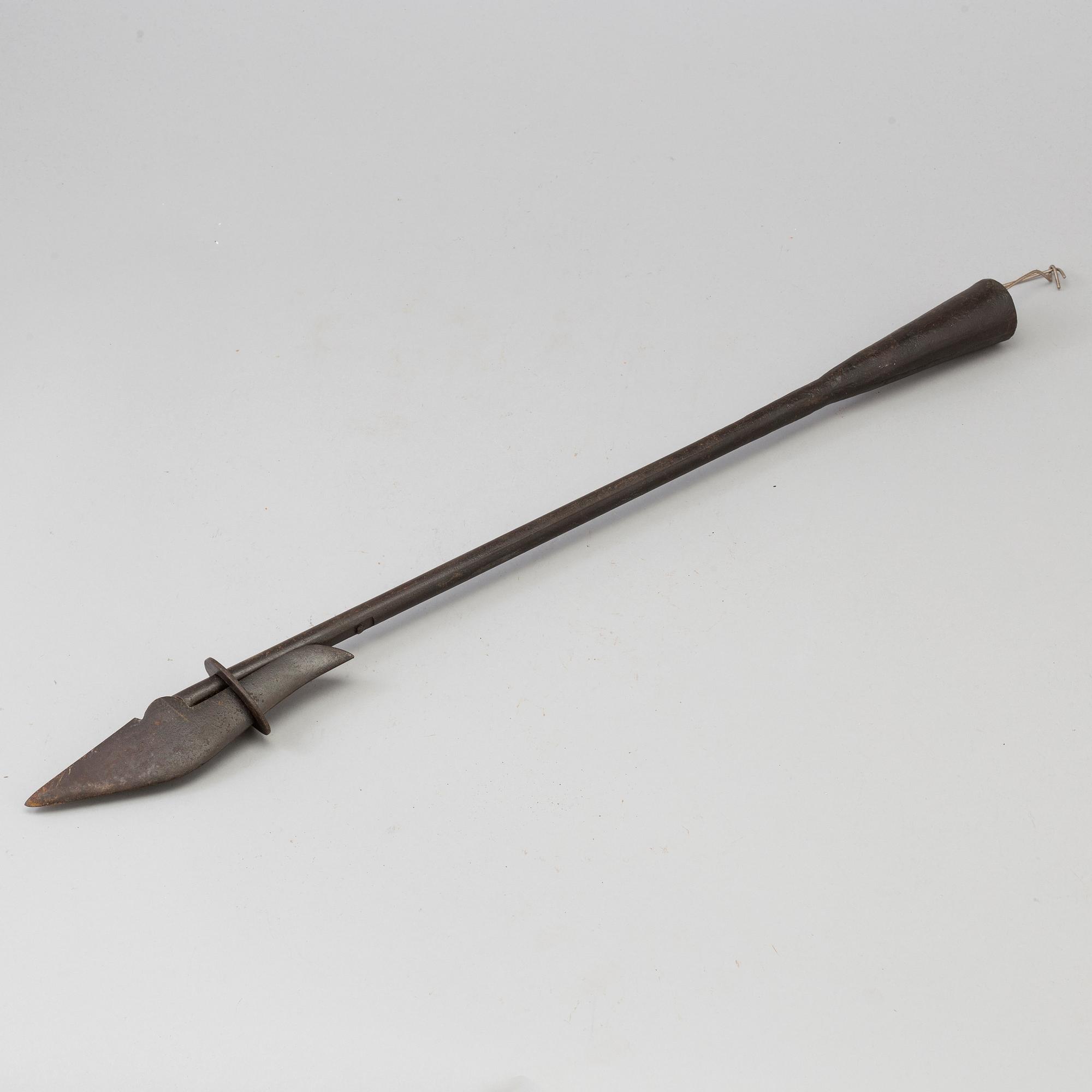 AN 18TH CENTURY IRON WHALE SPEAR.