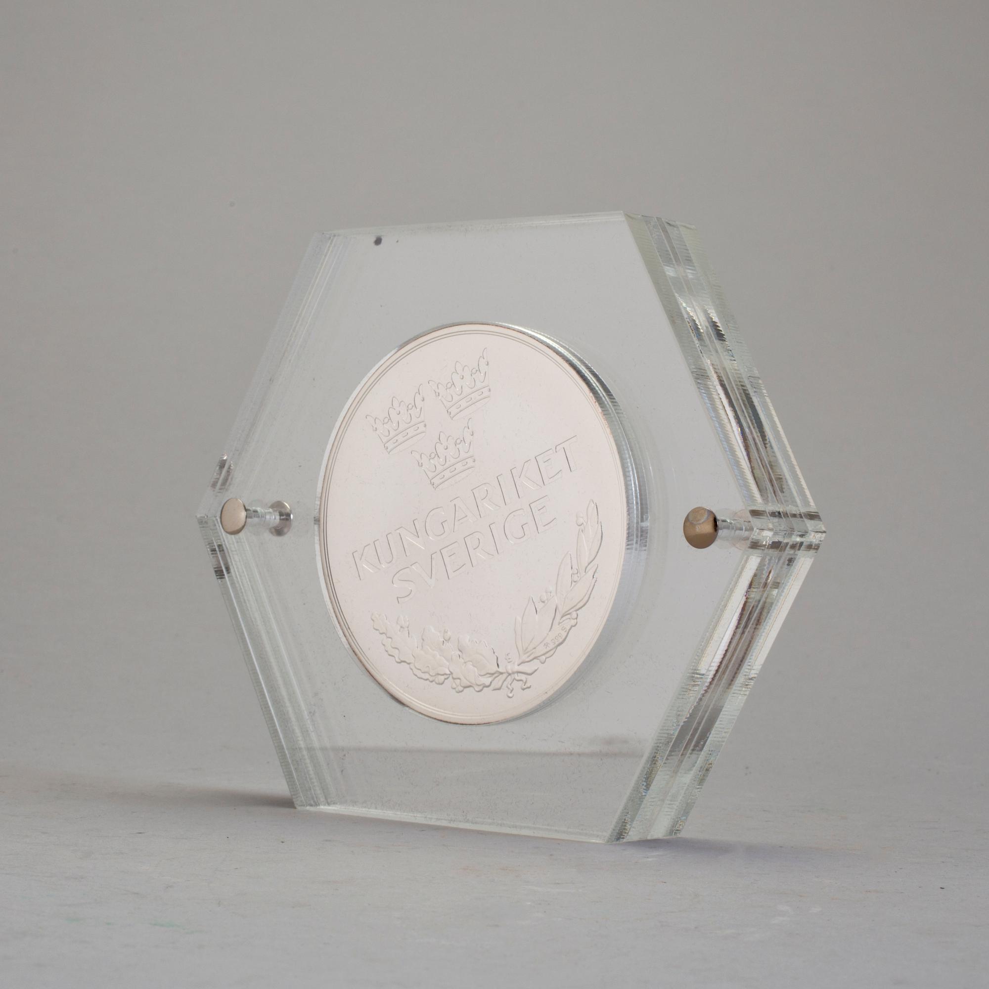 SAMLARMYNT, silver, "Ätten Bernadotte", numrerad 0446/1000. Vikt 1000 g.